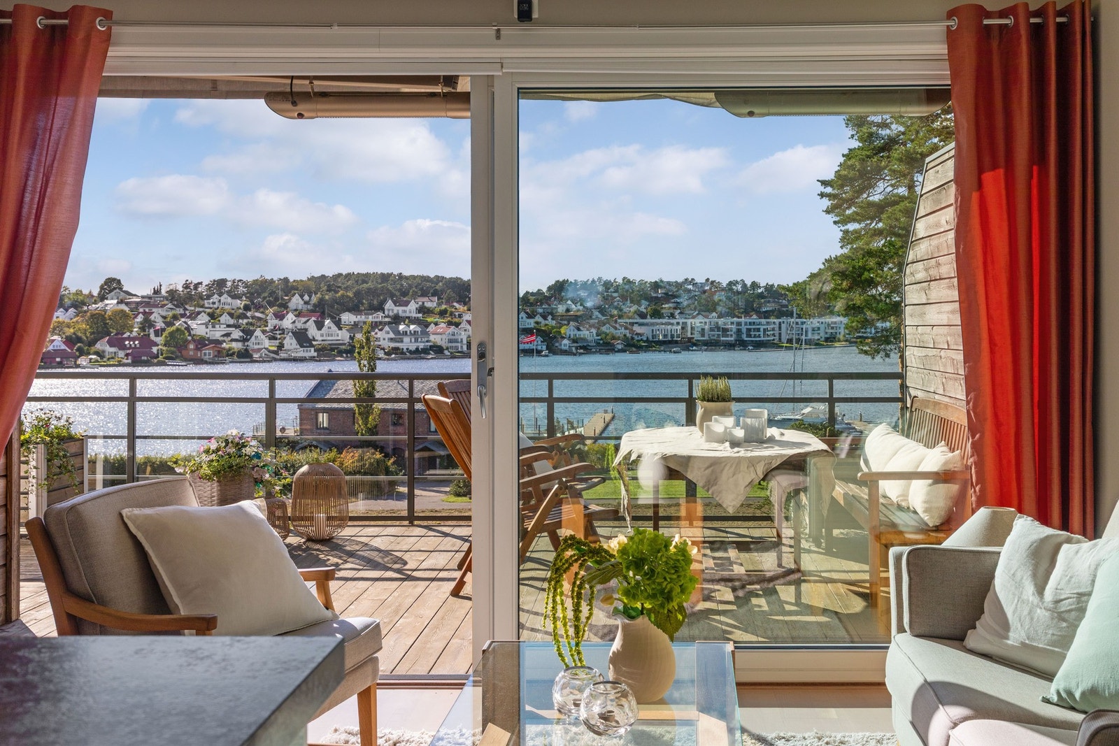 Fra stuen kan du nyte utsikten mot både sjø og grønne omgivelser. Galleribilde