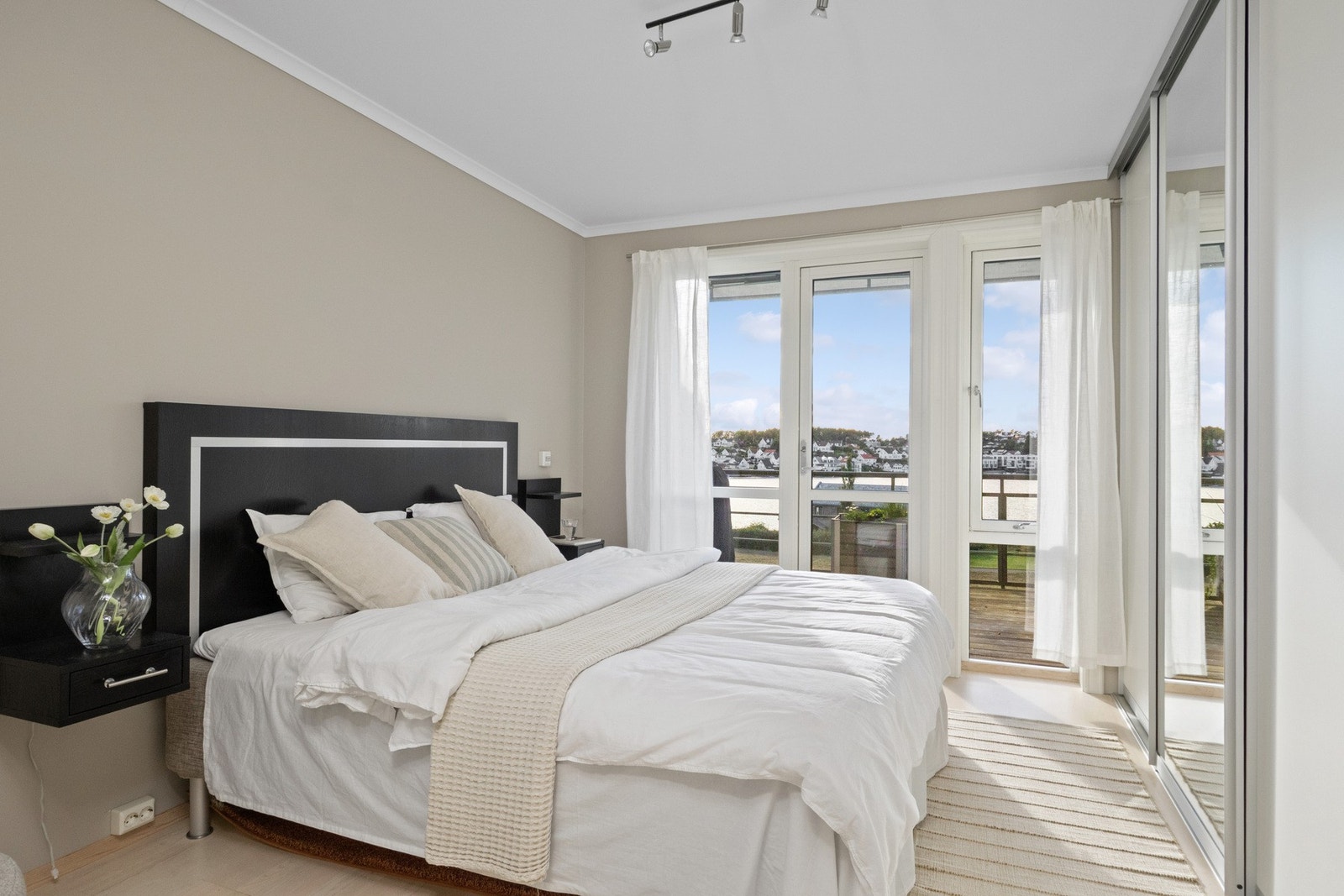 Romslig hovedsoverom med god plass til dobbeltseng og nattbord. Rommet har utgang til vestvendt balkong. Galleribilde