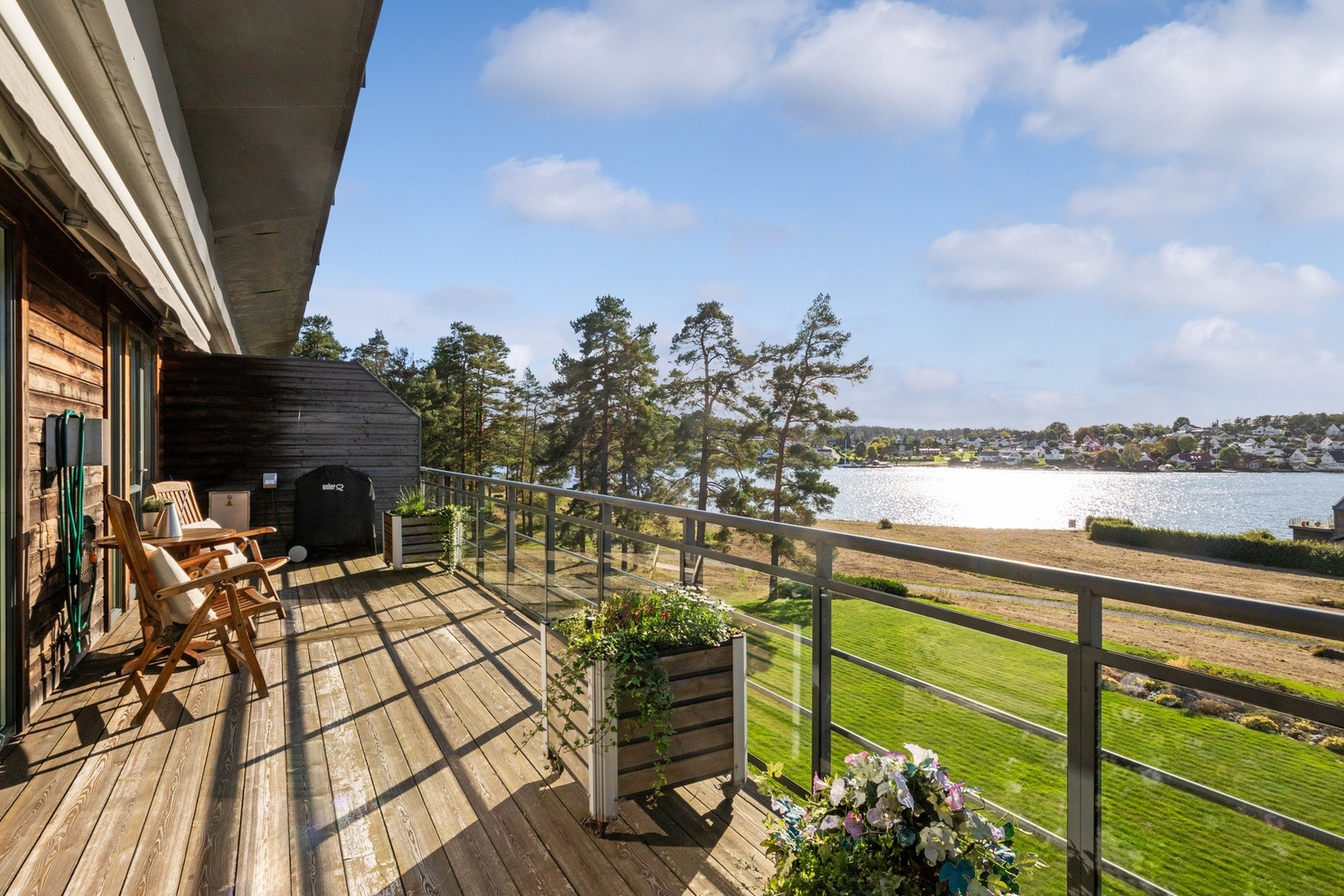 Markise og utebelysning gjør balkongen like anvendelig dag som kveld. Galleribilde