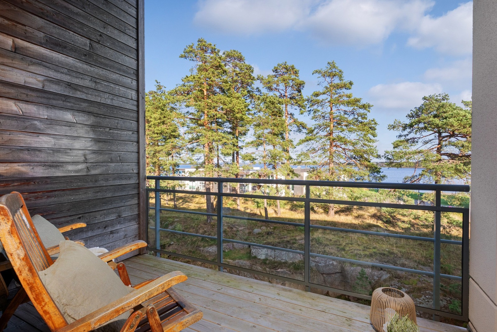 Fra kjøkkenet er det utgang til en lun og skjermet østvendt balkong - et ideelt sted å starte dagen. Galleribilde