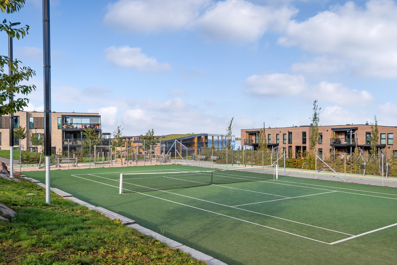 I nærområdet finner du en flott park med lekeplass, treningsapparater og tennisbane - et populært samlingspunkt for både store og små. Galleribilde