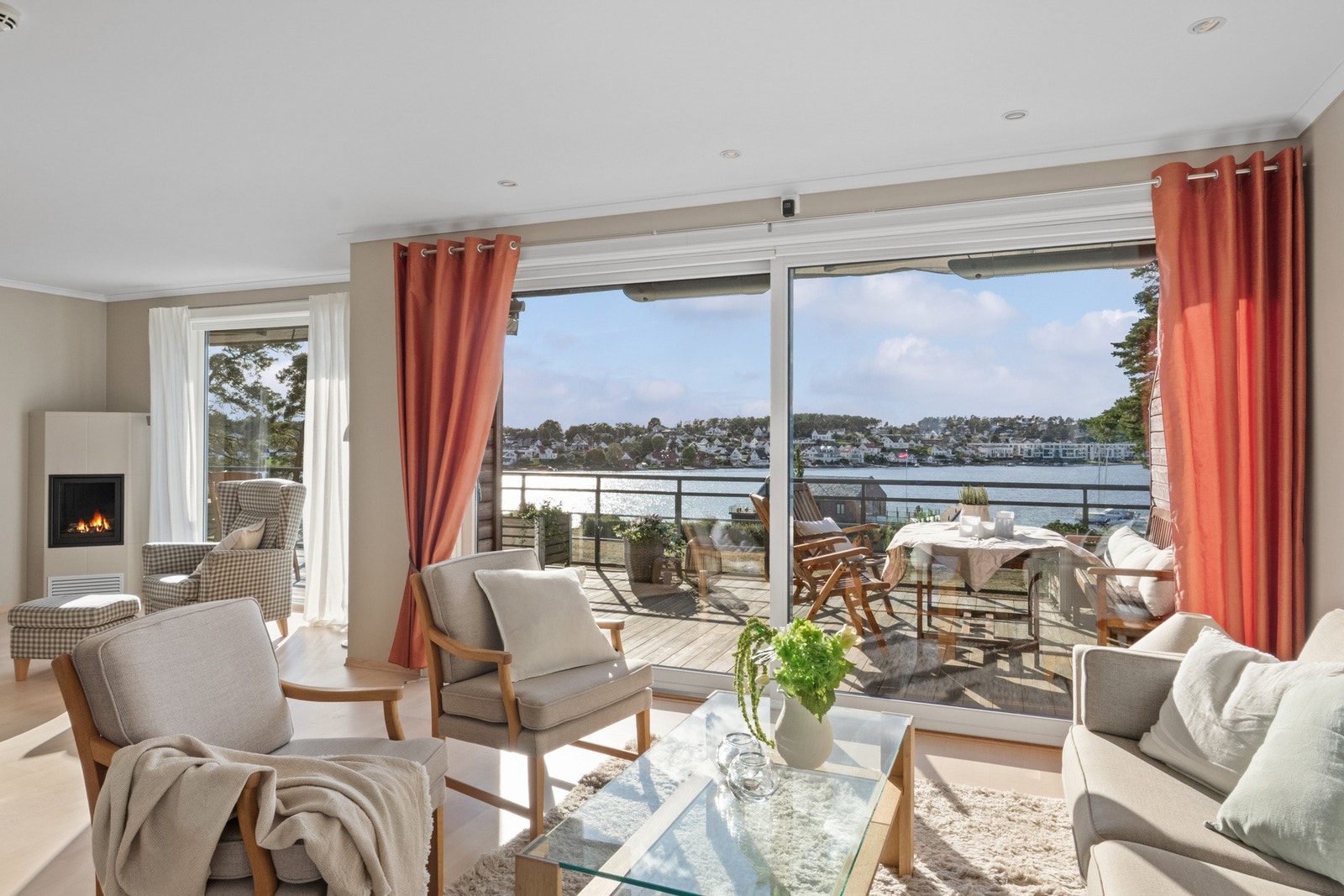 Stuen har utgang til vestvendt balkong med fantastisk utsikt. Galleribilde