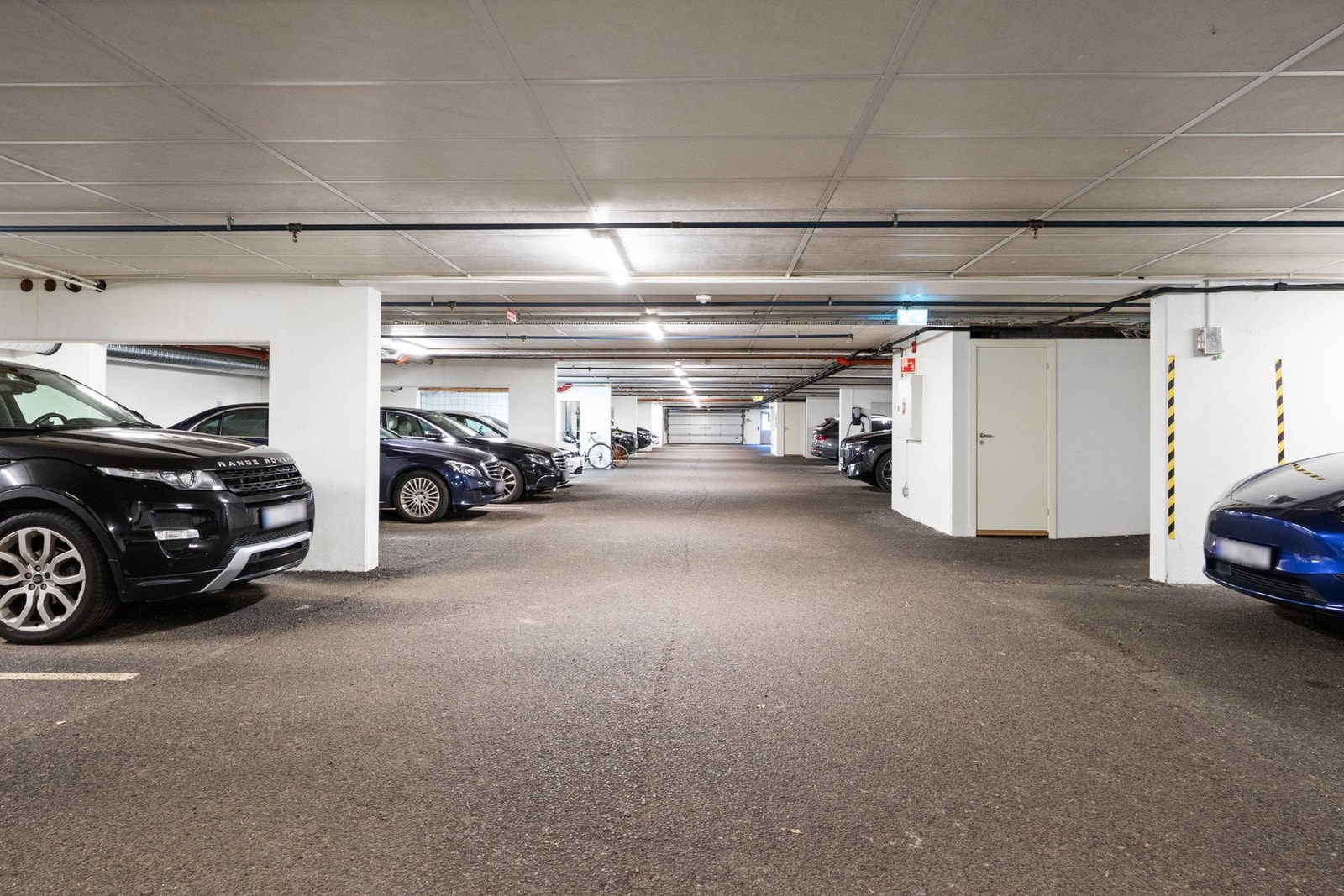 Det medfølger to parkeringsplasser i felles garasjeanlegg, hvorav én med elbillader. Galleribilde