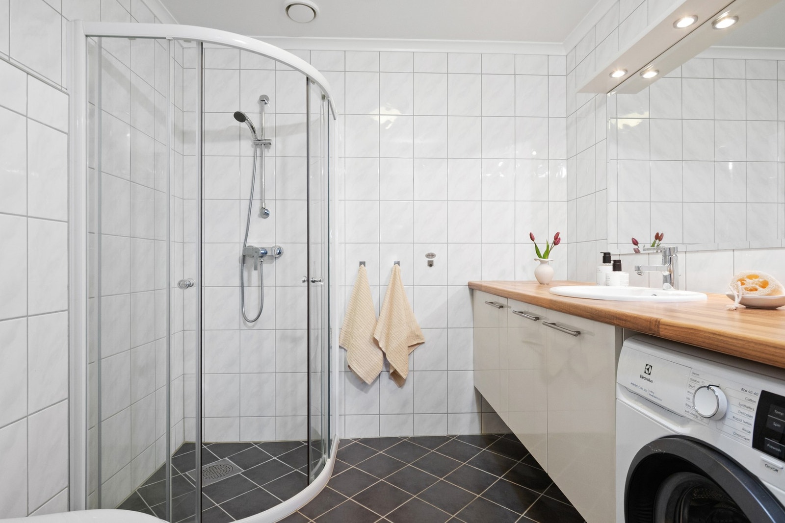 Bad nummer to ligger praktisk plassert ved entréen. Baderommet har opplegg til vaskemaskin og god plass for vaskesone. Galleribilde