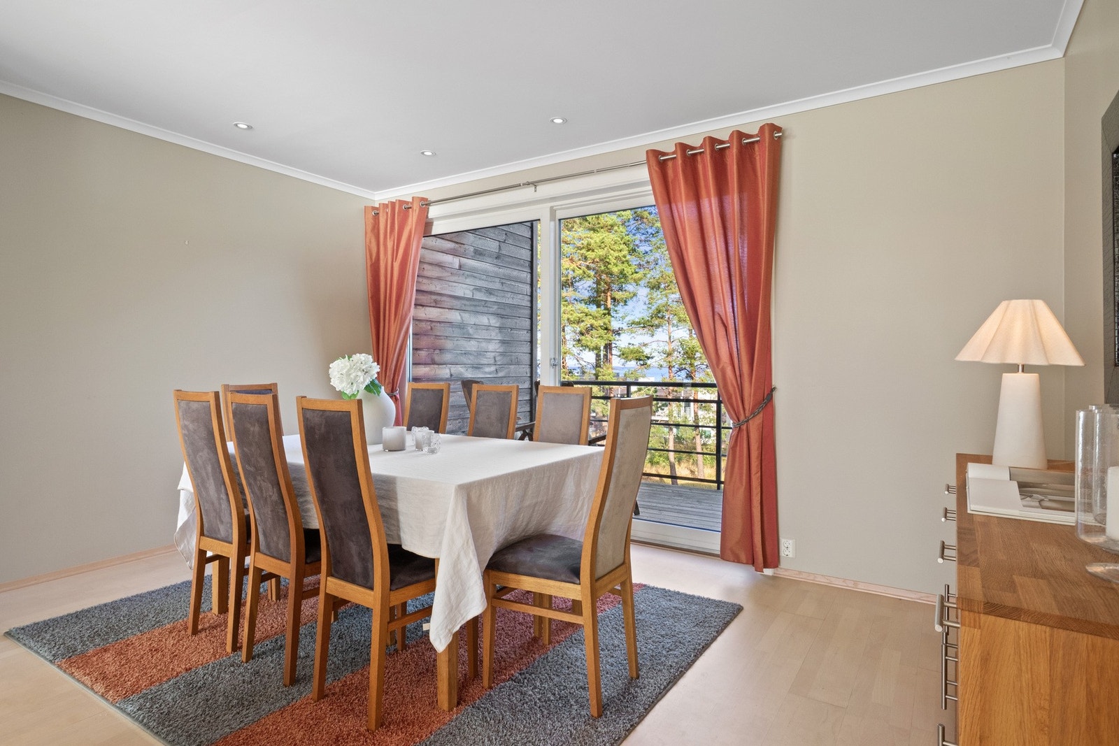 Spiseplassen har en naturlig plassering ved store vinduer - perfekt for hyggelige måltider med utsikt. Galleribilde