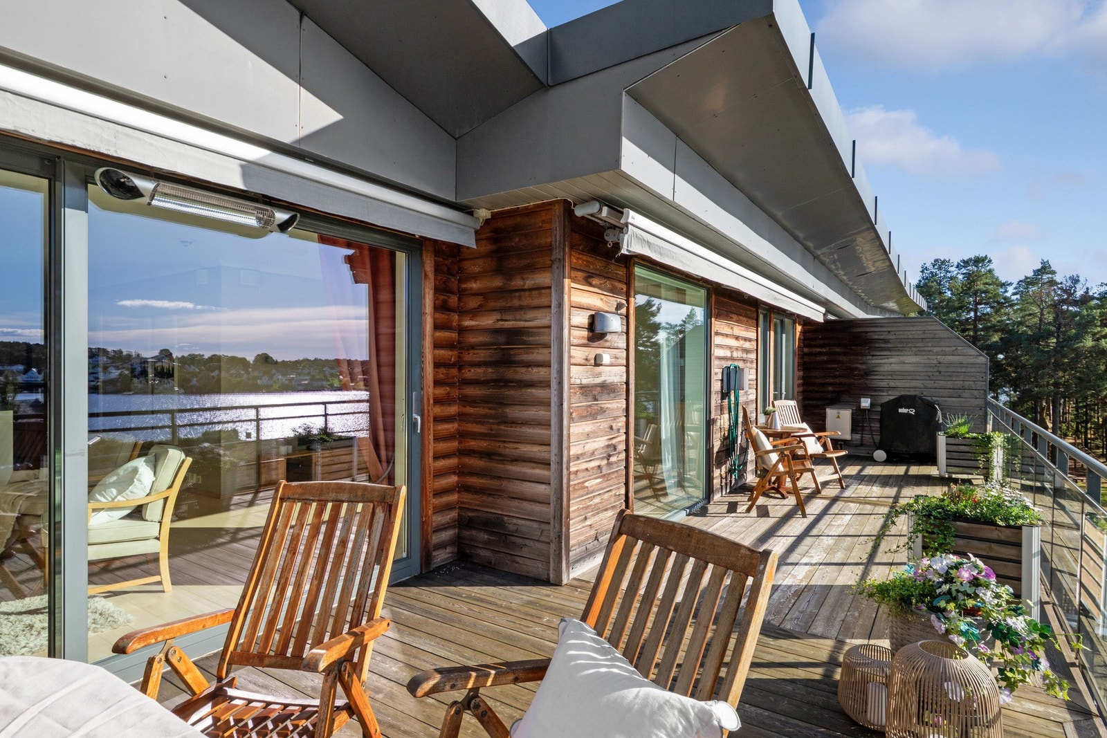 God plass til spisegruppe, grill og utemøbler - en naturlig forlengelse av stuen. Galleribilde