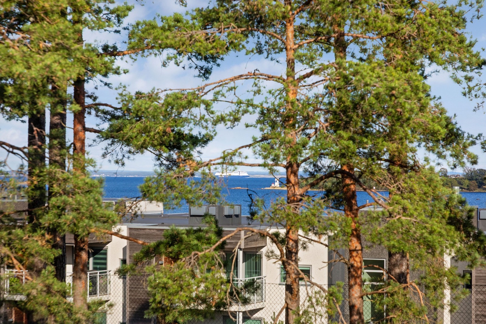 Her kan du nyte morgenkaffen i solen mens du ser utover naturskjønne omgivelser, grønne arealer og fjorden på østsiden av øya. Galleribilde