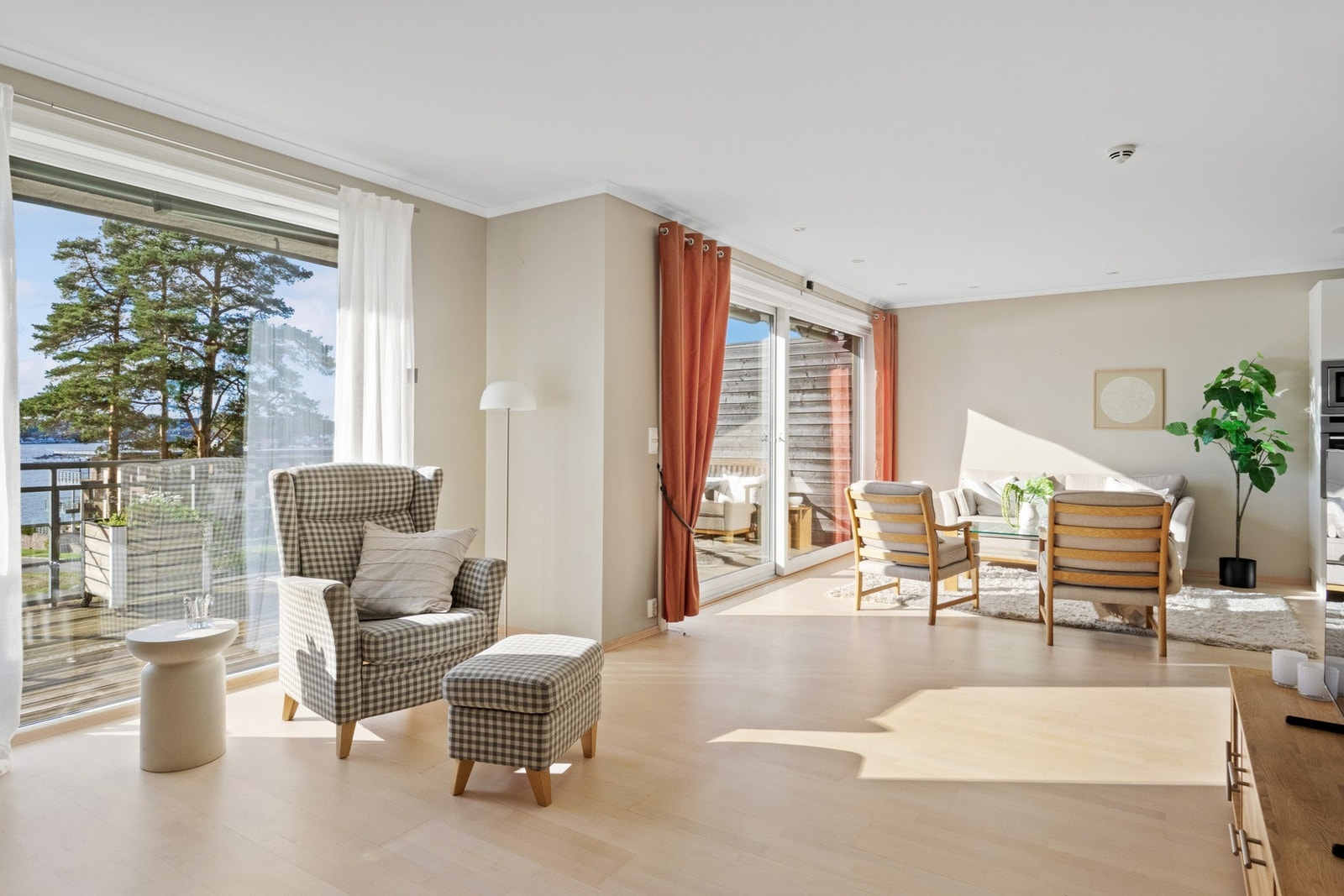 God plass til både sofagruppe og spisestue gjør allrommet svært fleksibelt. Galleribilde