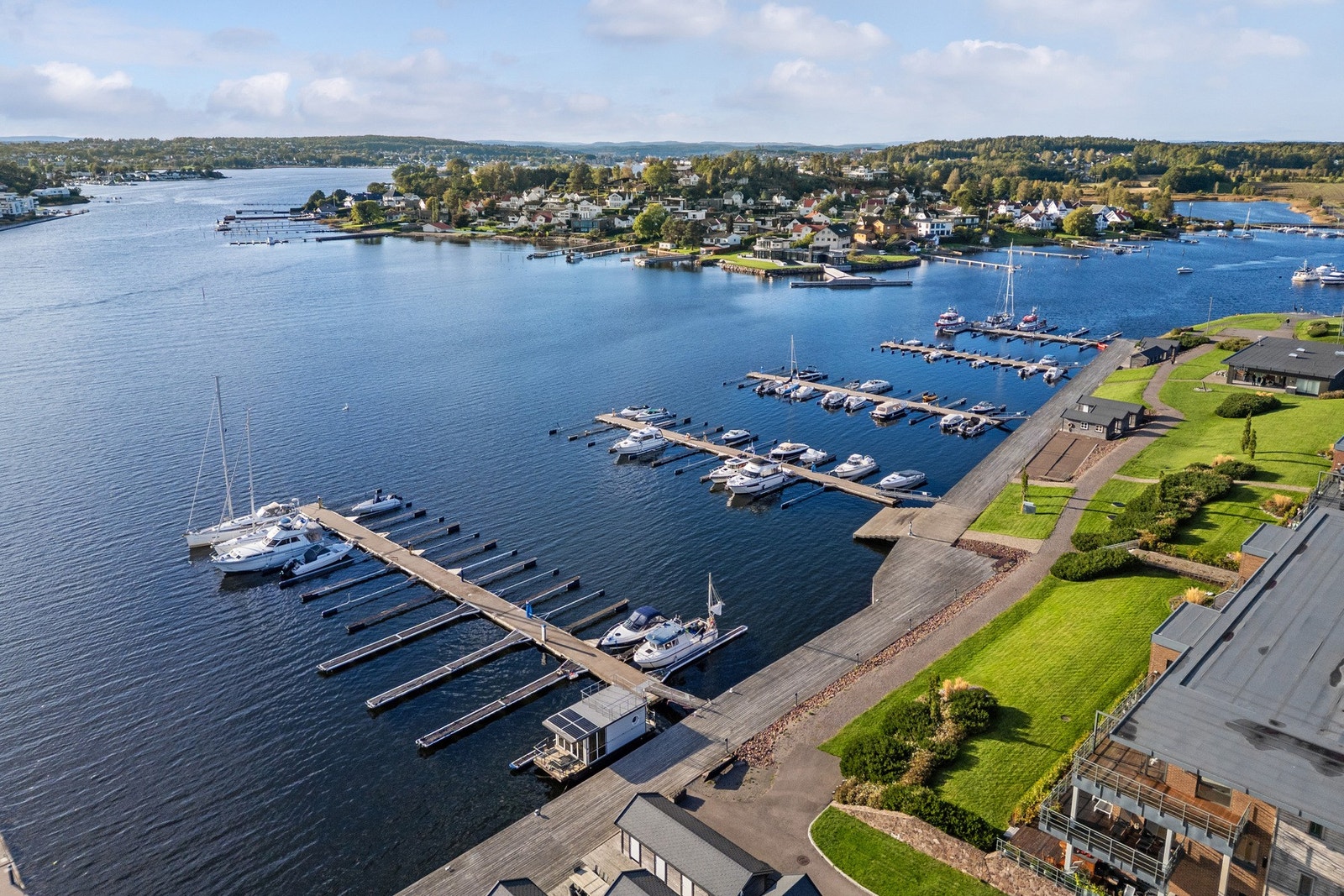 En egen båtplass gjør at du kan nyte skjærgården med kort vei ut på fjorden. Galleribilde