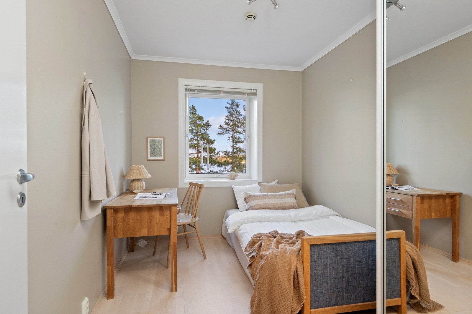 Soverom 2 er lyst og romslig, med garderobeløsning og god plass til både seng og skrivebord. Galleribilde