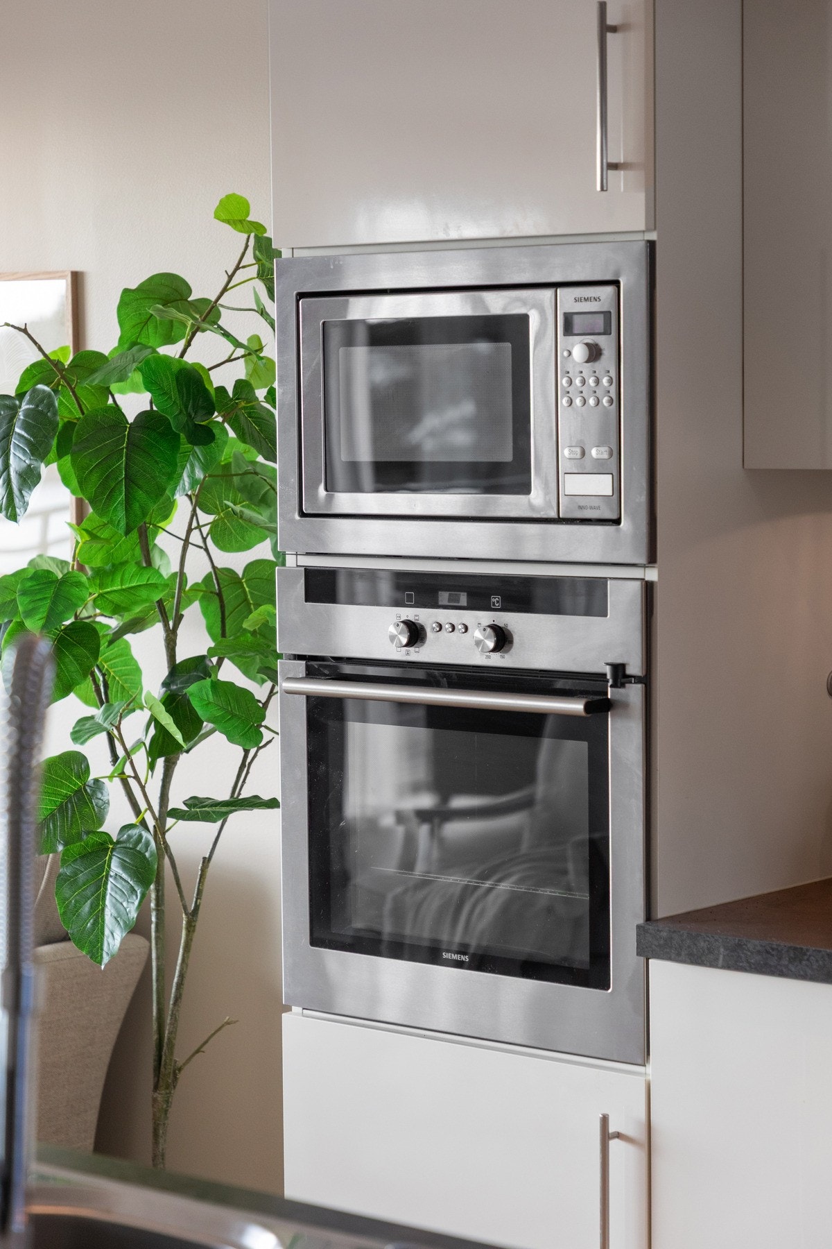 Integrerte hvitevarer som oppvaskmaskin, kjøl-/fryseskap, stekeovn og induksjonstopp. Galleribilde