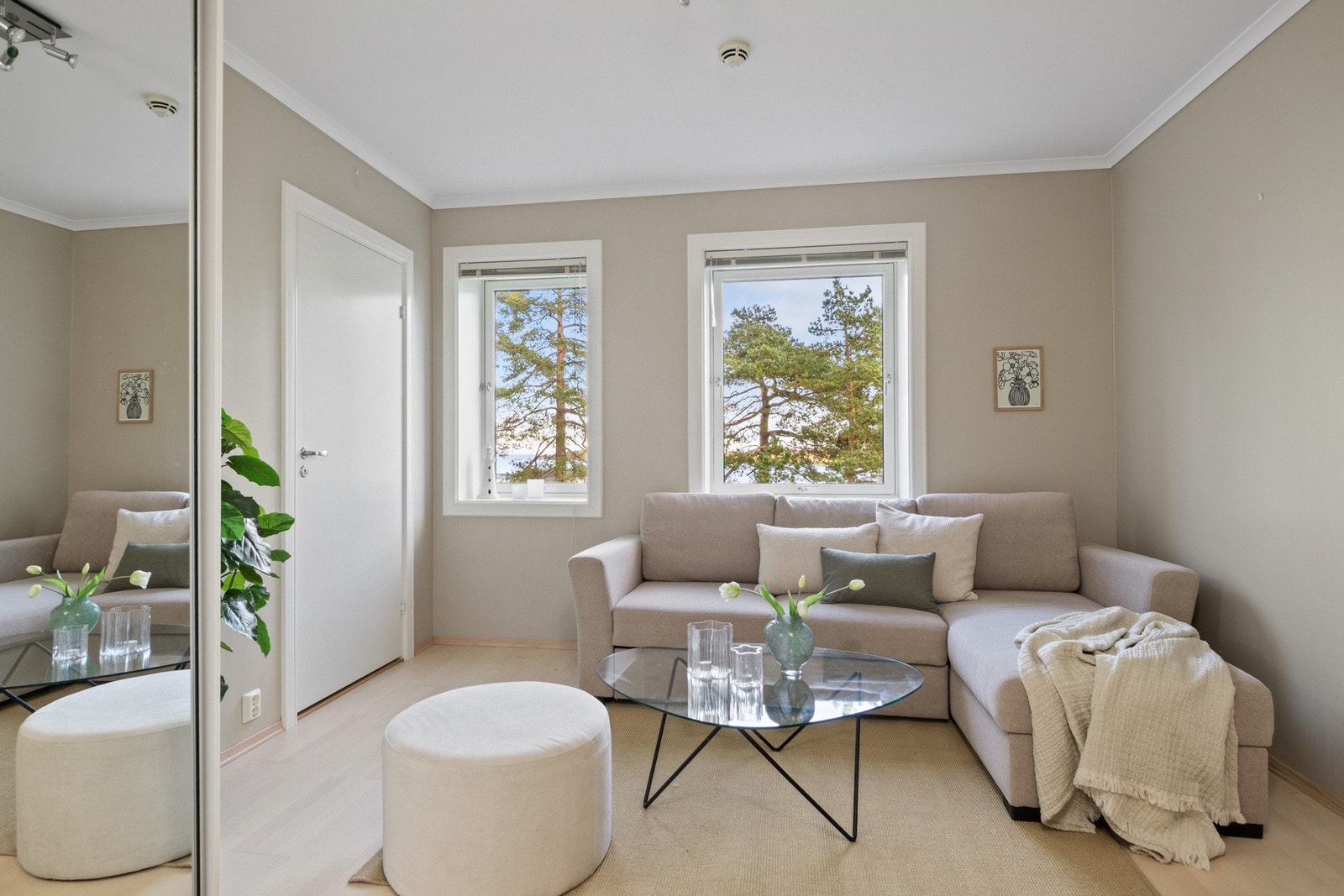 Soverom 3 fremstår lyst og innbydende, med store vinduer som gir godt lysinnslipp. Galleribilde