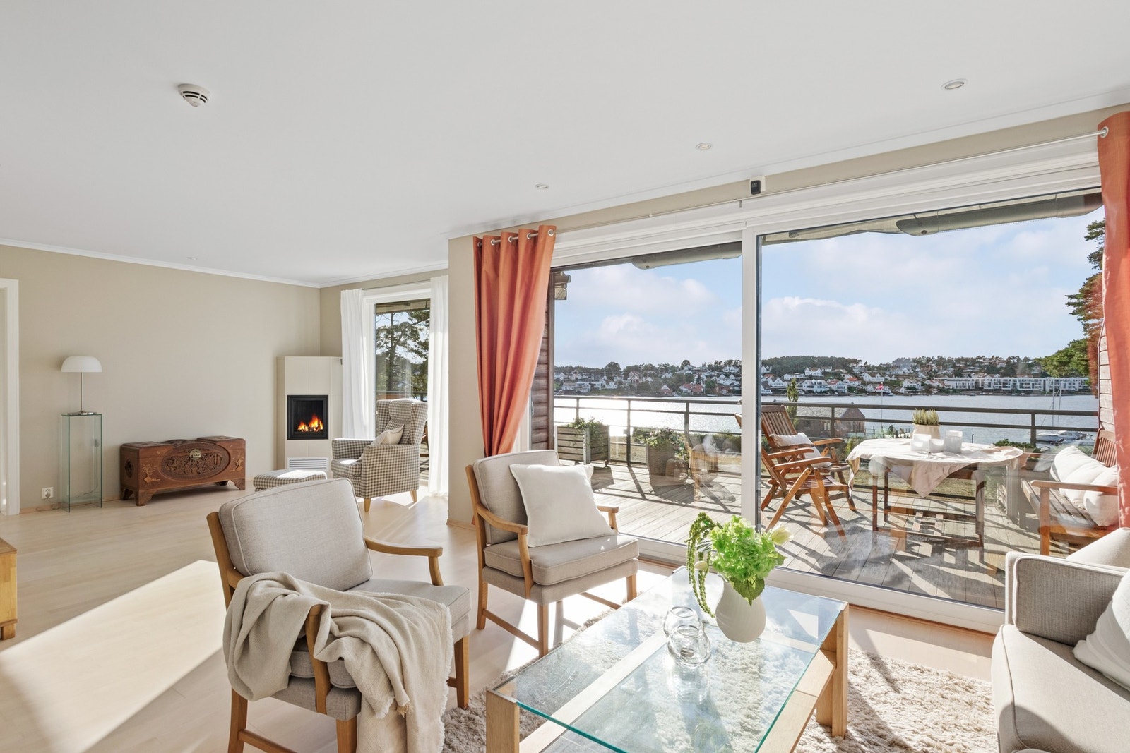 Lys og romslig stue med store vindusflater som slipper inn rikelig med dagslys. Galleribilde