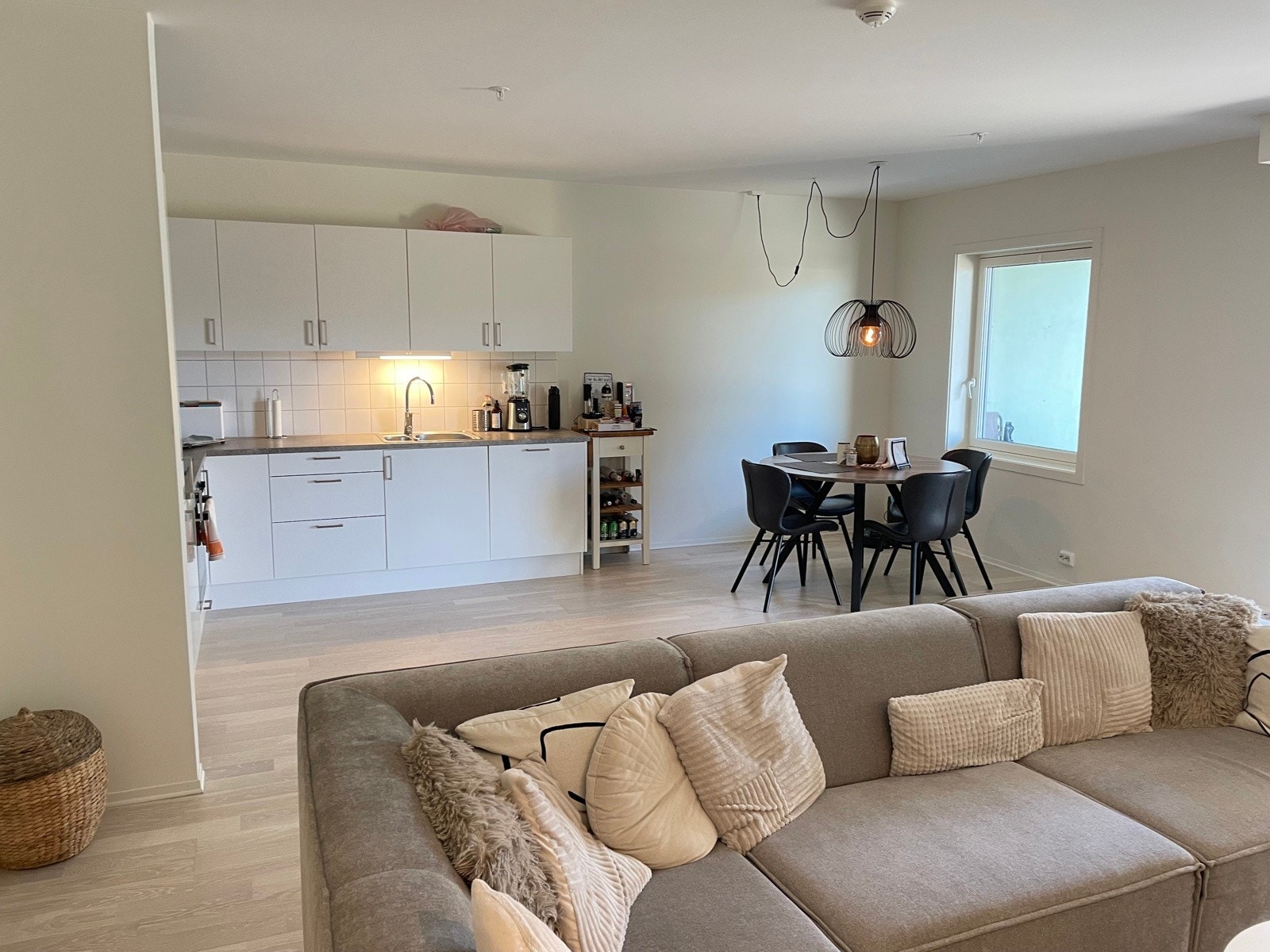 Stue mot kjøkken Galleribilde