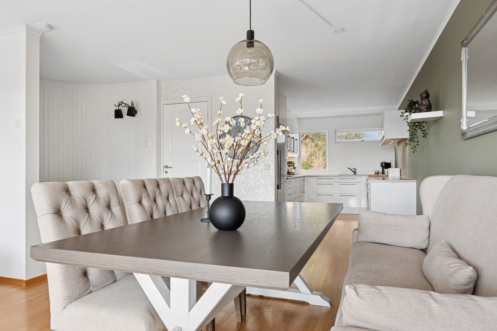 Det er oppvarming via radiatorer som gir en jevn og god temperatur året gjennom. Galleribilde