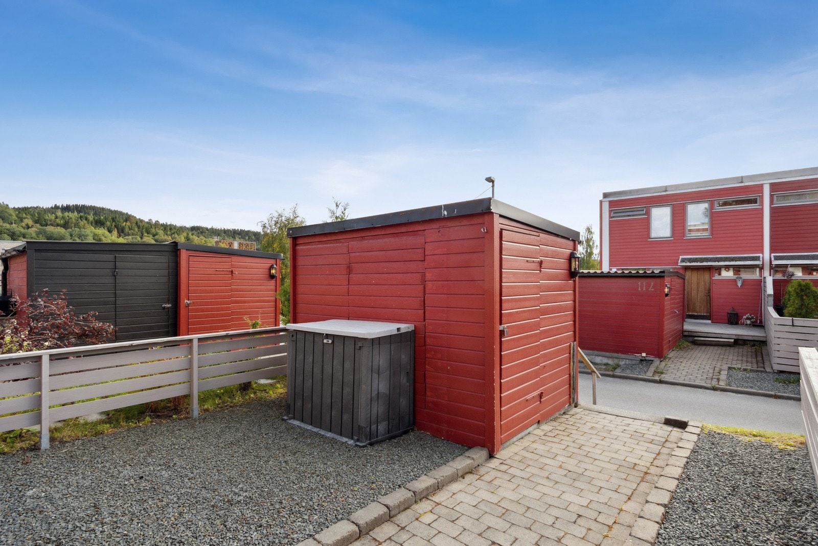 Det er satt opp en utvendig bod for oppbevaring av sportsutstyr, ski, barnevogn m.m. I tillegg disponerer andelen en bod på 1,5 kvm i oppvarmet garasjekjeller. Galleribilde