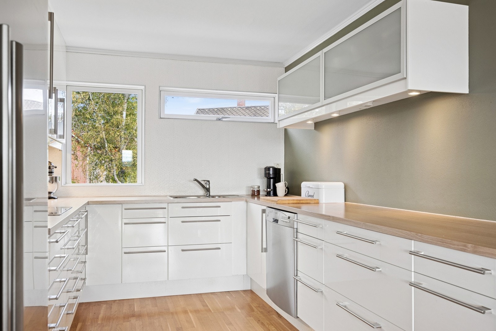 Store vindu slipper inn rikelig med dagslys, og spotlights over benkeplaten gir et behagelig uttrykk. Galleribilde