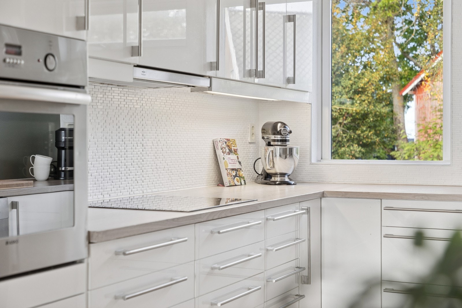 Det er integrerte hvitevarer i form av stekeovn, platetopp, oppvaskmaskin, kjøleskuffer samt helkjøleskap og helfryseskap. Galleribilde