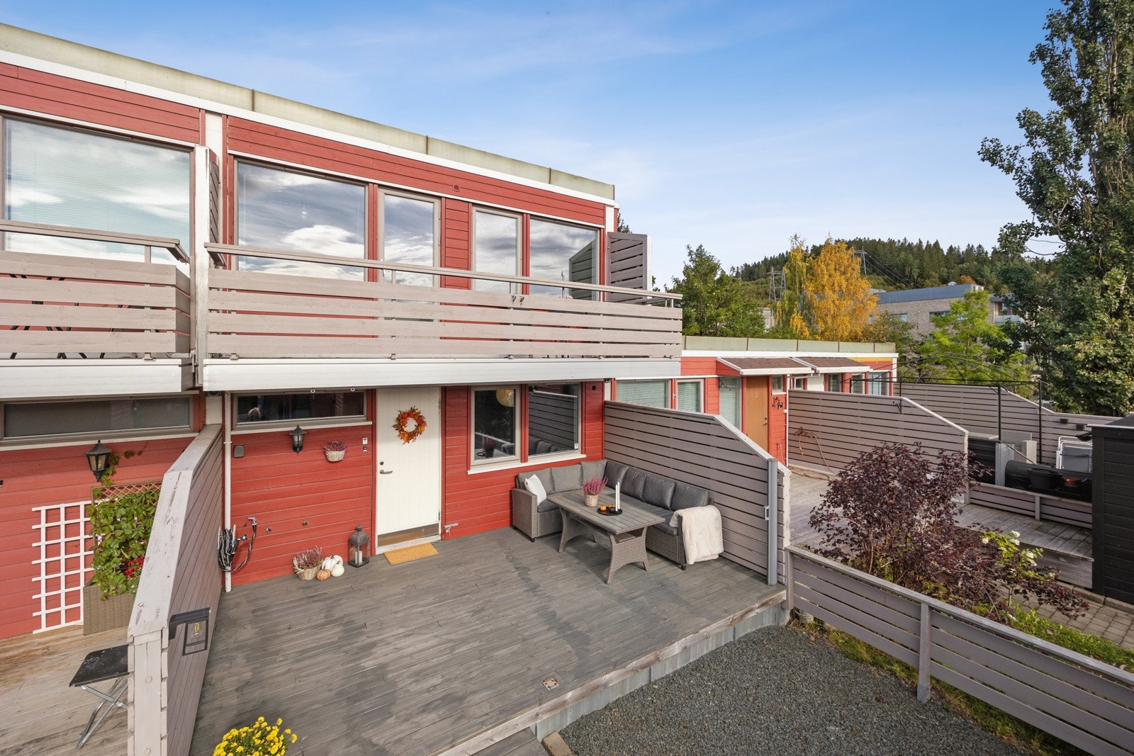 Rekkehuset har store, fine uterom på begge sider, slik at man på godværsdagene kan flytte seg etter solen og nyte den gjennom hele dagen. Galleribilde