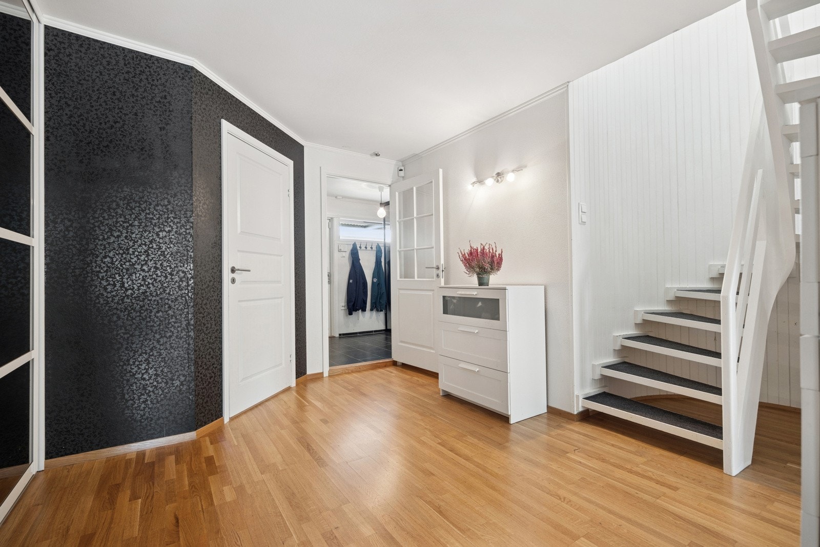 Rekkehuset utmerker seg med en planløsning utenom det vanlige, der kjøkkenet er flyttet fra 1. etasje til 2. etasje. Galleribilde