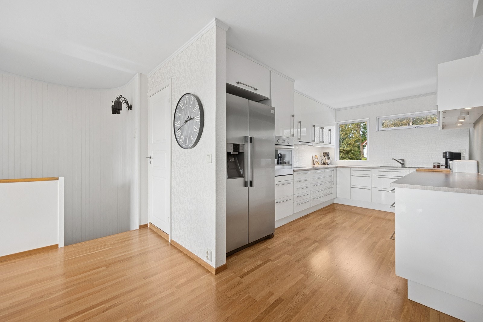 Tar man trappeløpet opp til andre etasje ankommer man et oppholdsrom på 44 kvm bestående av stue og kjøkken. Galleribilde