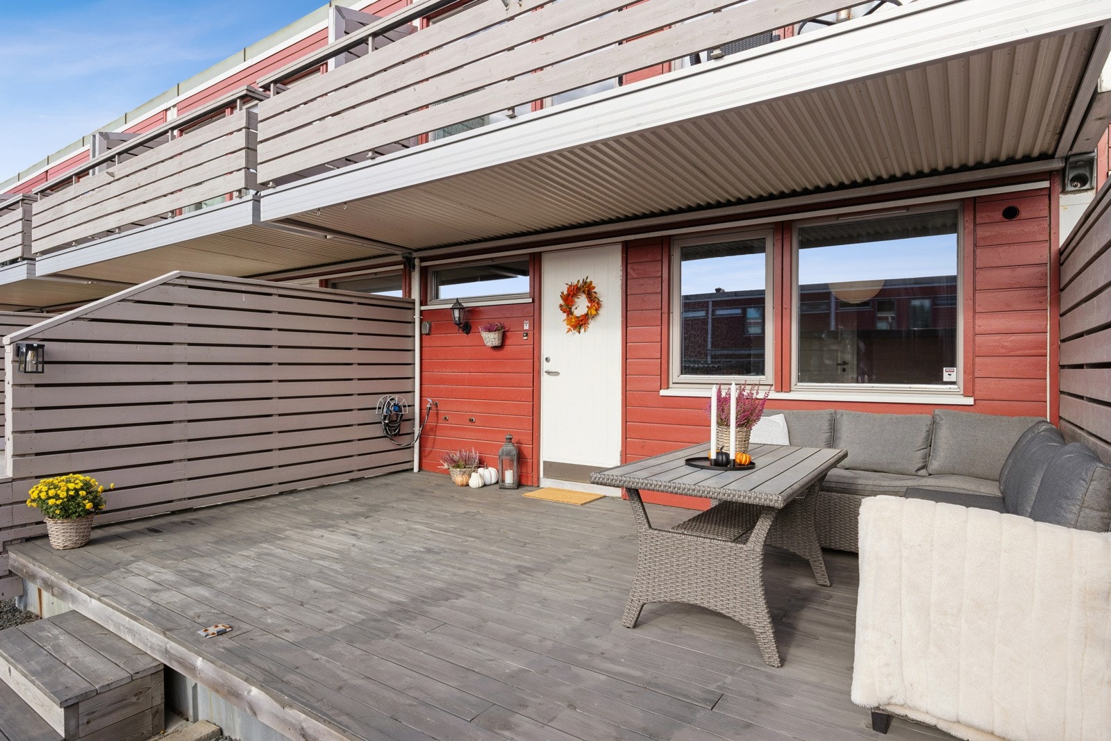 Ved inngangspartiet disponerer man et sørvestvendt uteareal på hele 16 kvm med glimrende solforhold. Terrassen er delvis overbygd og har god plass til flere sittegrupper og grill. Galleribilde