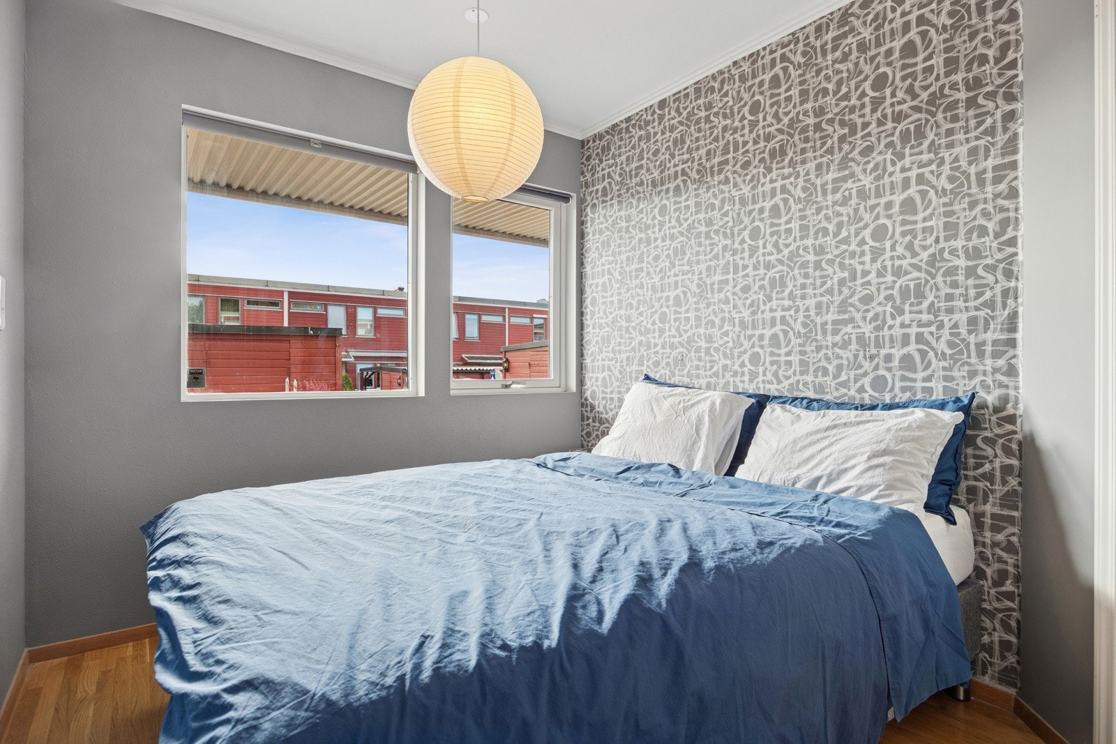 Det er god plass til seng, garderobeskap og arbeidsbord for lekser eller hjemmekontor på alle rom. Galleribilde