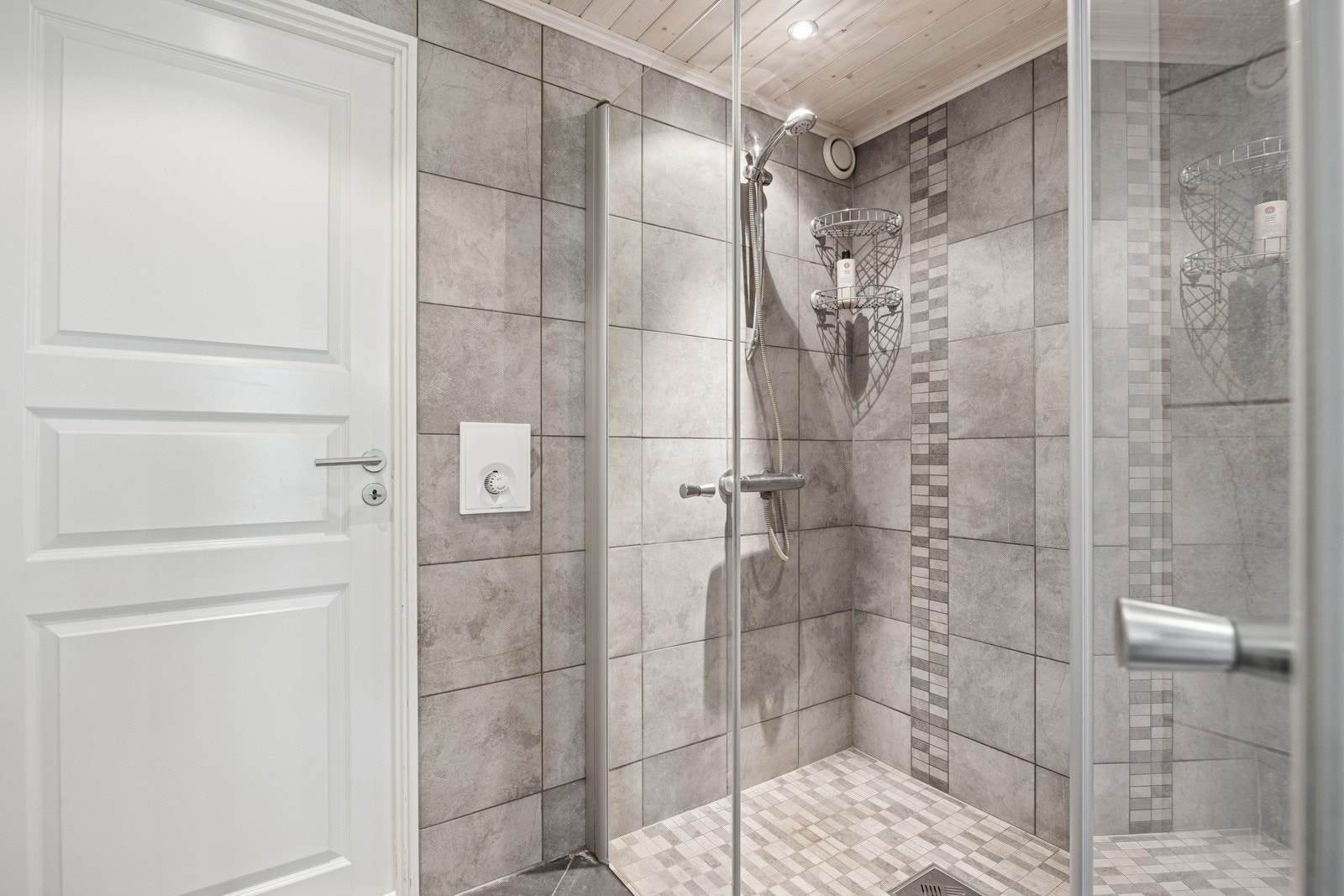 Utover det er badet utstyrt med en romslig dusjnisje, toalett og badekar. Galleribilde