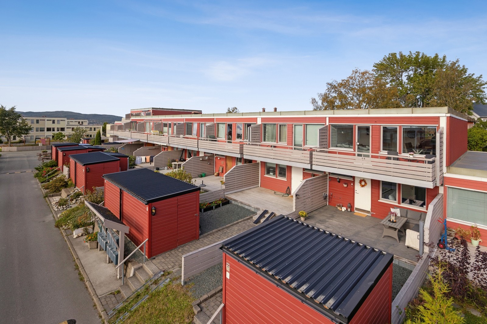 Rekkehuset nyter en fin beliggenhet i et rolig og familievennlig tun, med bilfrie internveier og flere lekeplasser like ved. Galleribilde