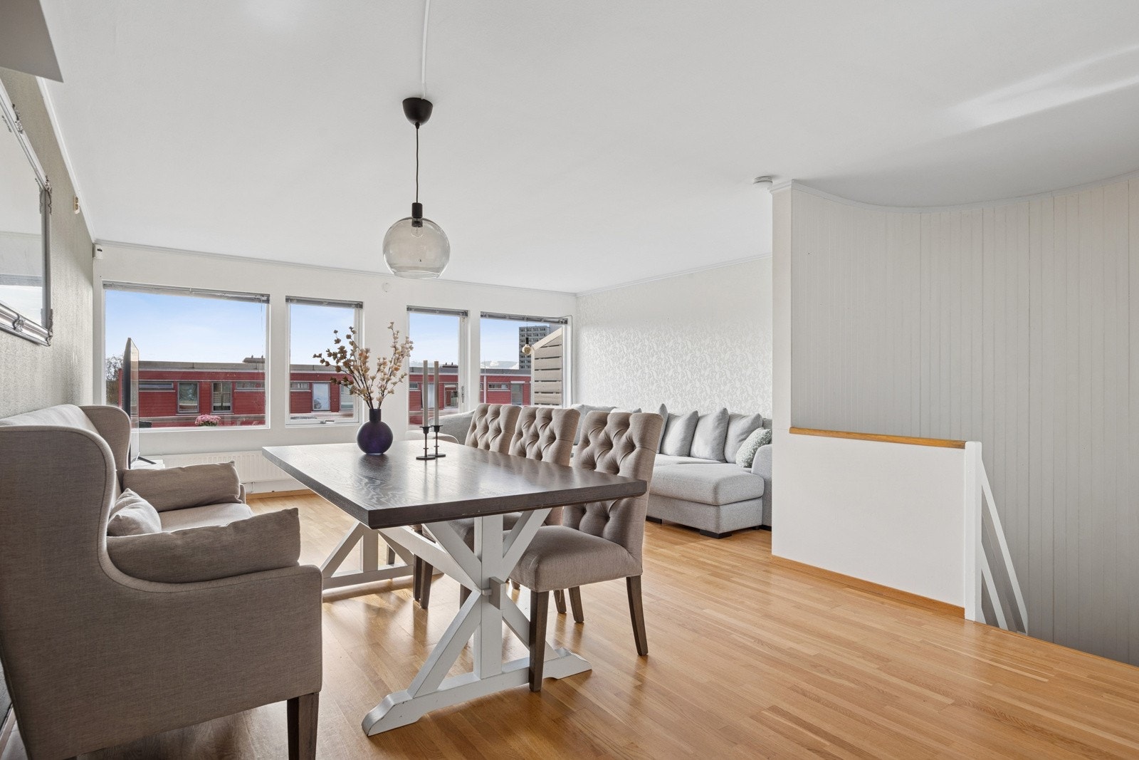 Oppholdsrommet oppleves lyst og luftig med vindusflater ved begge endevegger. Galleribilde