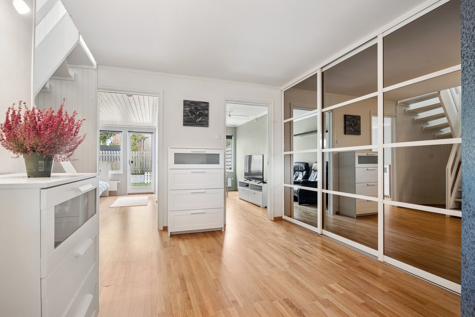 For barnefamilien vil det være ekstra gunstig med skyvedørsgarderoben lengre inn i gangen for ytterligere oppbevaring. Galleribilde