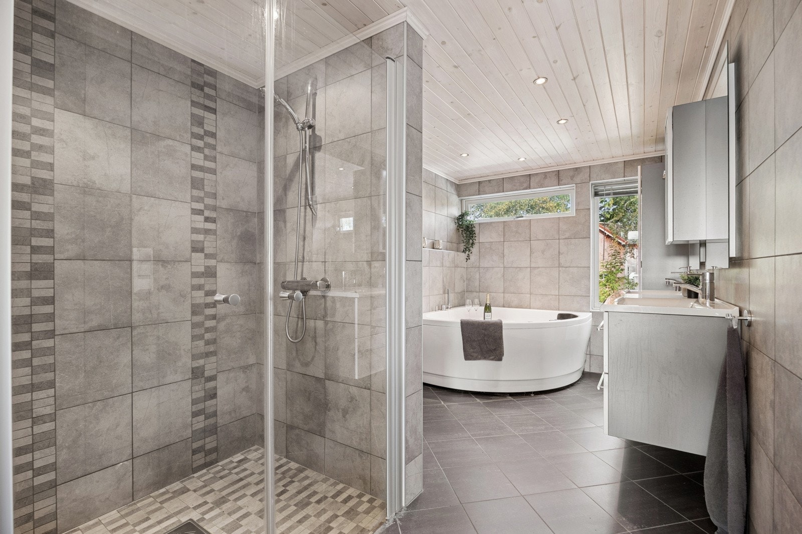 Her tilbys etterspurte kvaliteter som parkering i oppvarmet garasjekjeller, solrike uteplasser og god lagringsplass. Galleribilde