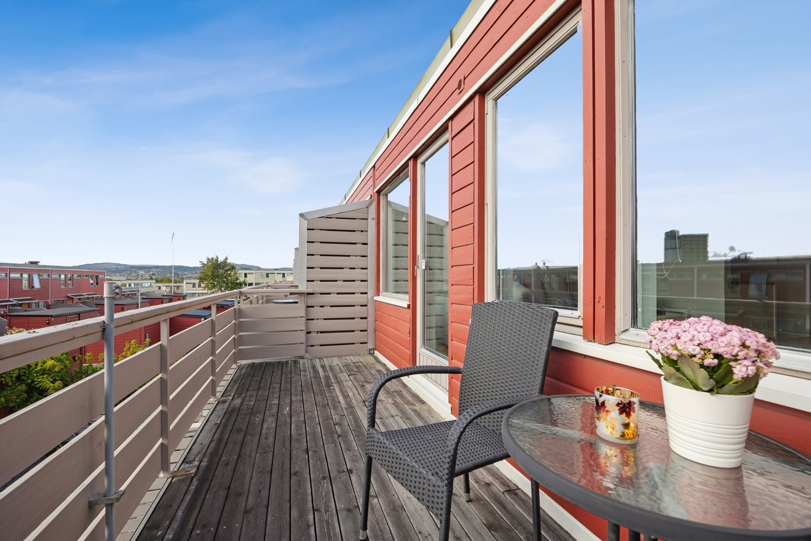 Fra den 9 kvm store balkongen nyter man svært gode solforhold og hyggelig utsikt over nærområdet. Galleribilde