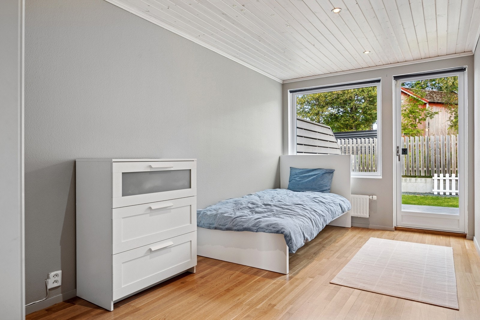 Fra det ene soverommet er det adkomst til en nordøstvendt terrasse. Galleribilde