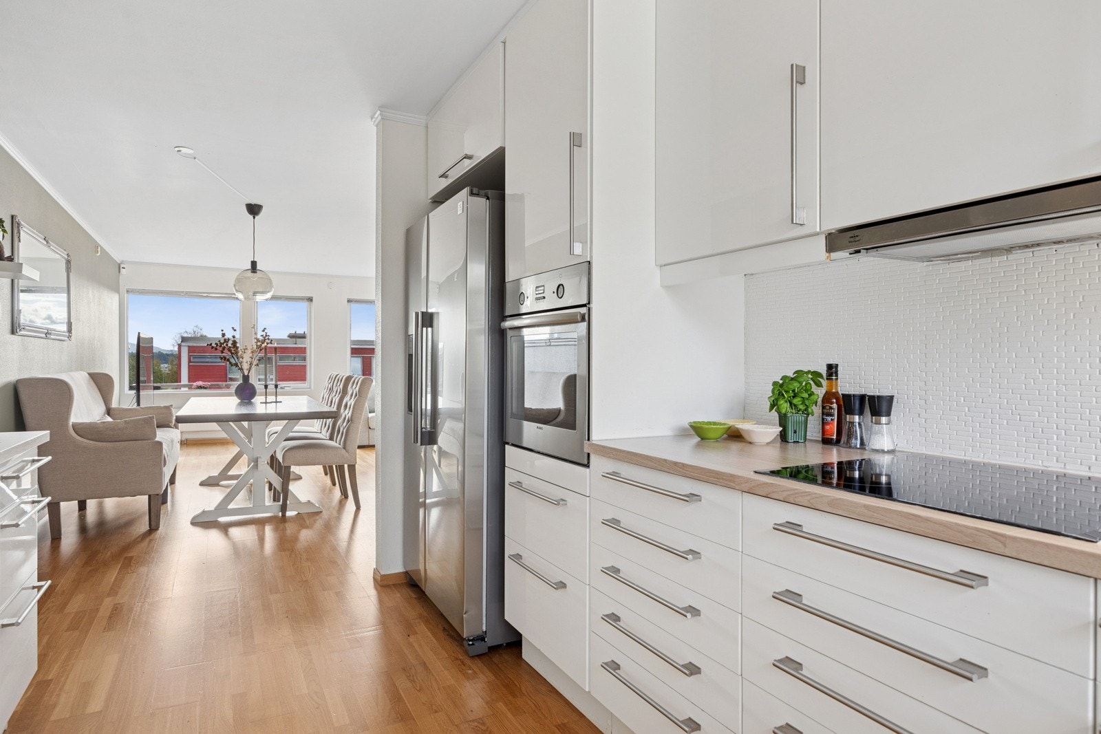 Innredningen er moderne med lyse fronter og en lekker benkeplate. Galleribilde