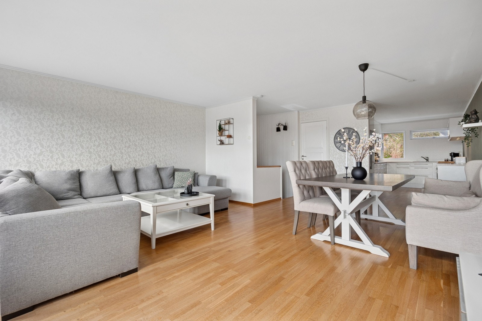 Rommet har en fin utforming og størrelse som gir plass til både spisebord, sofagruppe og mediemøblement. Galleribilde