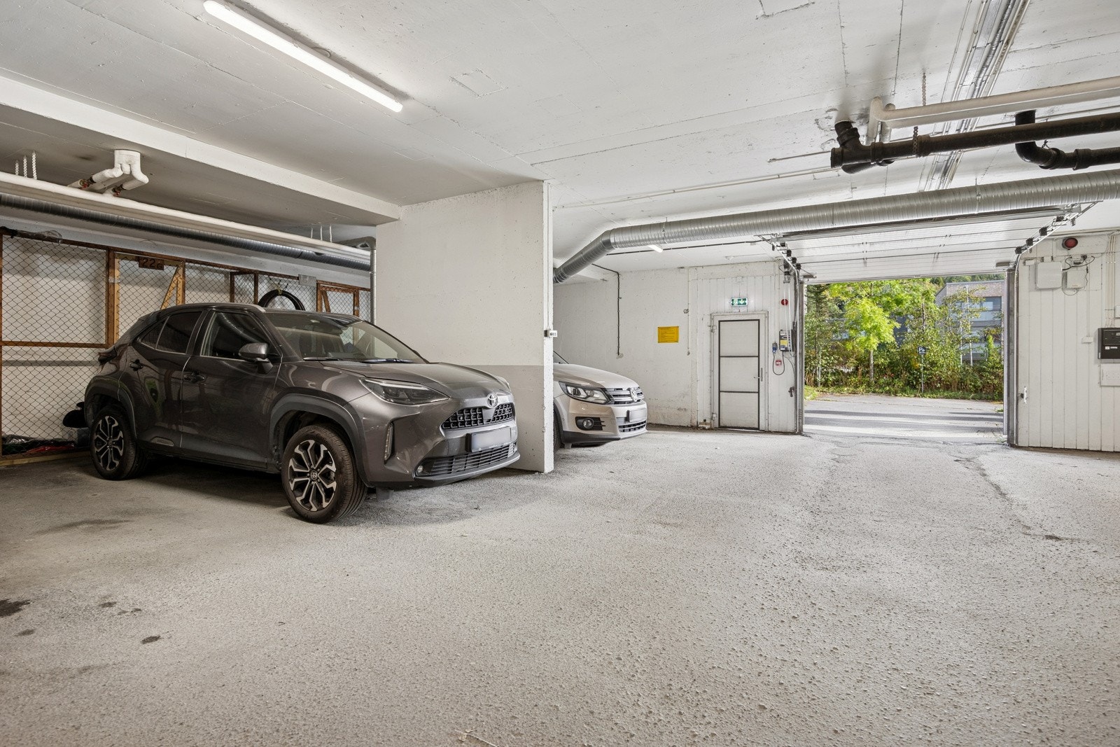 Parkeringsplass i oppvarmet garasjeanlegg rett ved gjør det praktisk og lettvint i hverdagen. Galleribilde