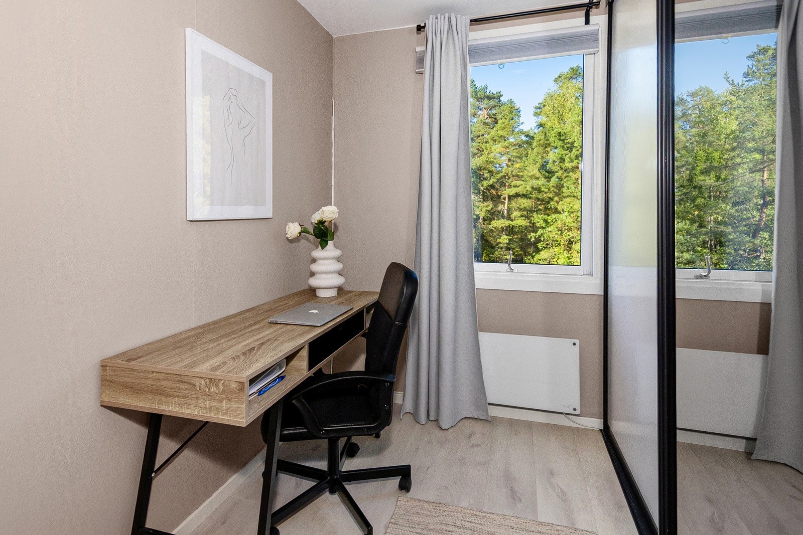 Det er skyvedørsgarderobe på soverommet Galleribilde