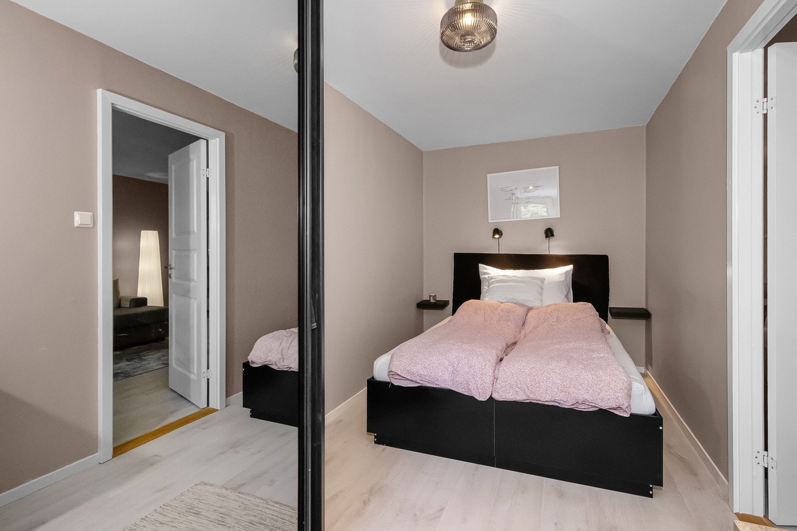 Stort soverom med god plass for dobbeltseng Galleribilde