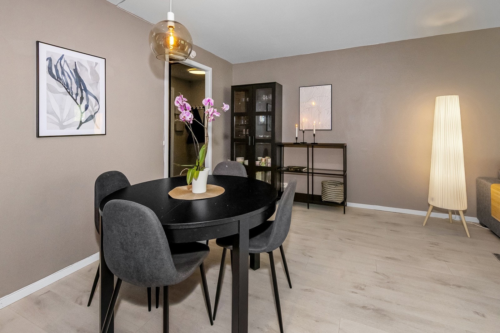 I stuen er det god plass til både salong og spisestue Galleribilde