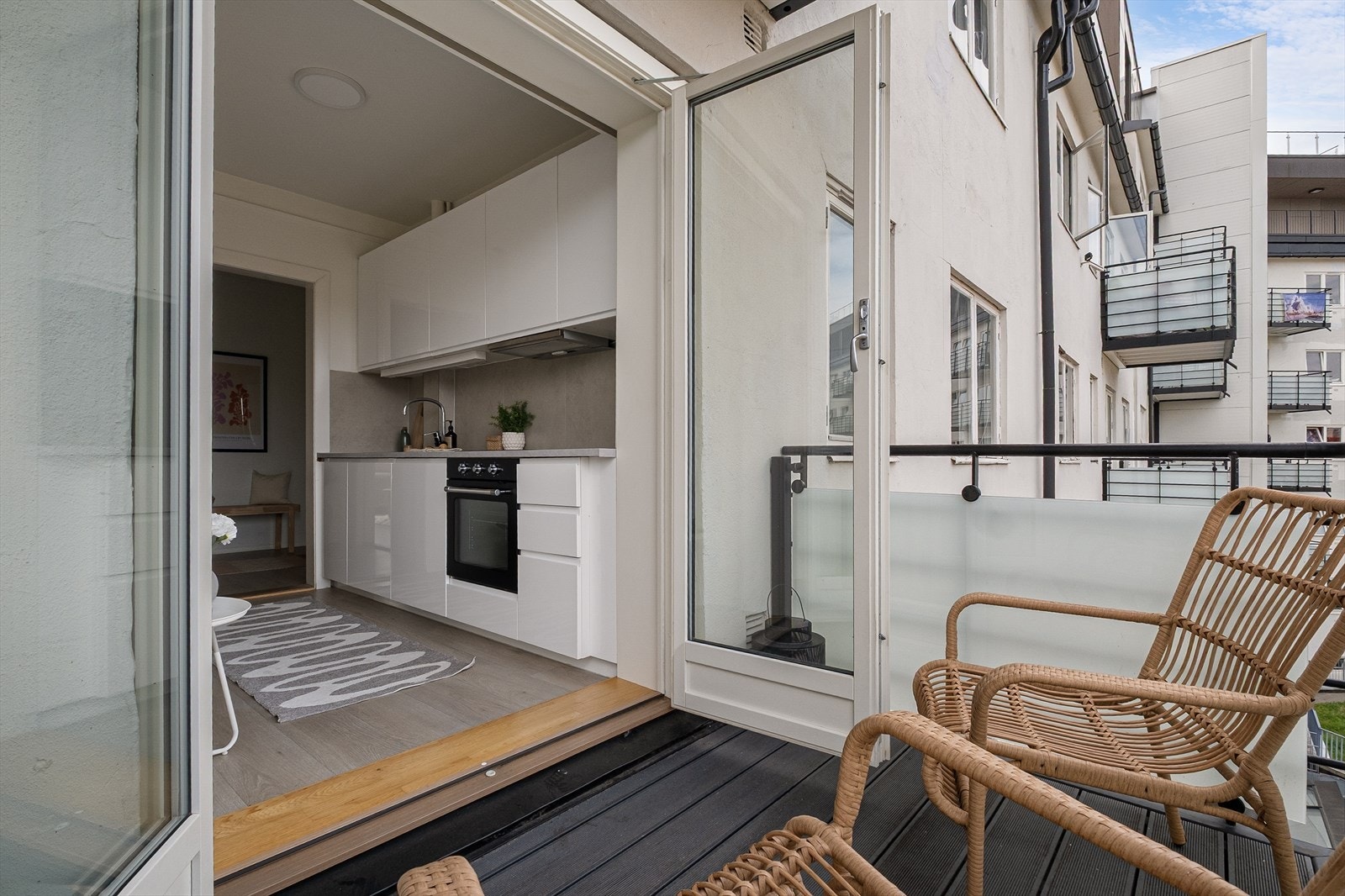 Fra kjøkkenet er det utgang til hyggelig balkong på ca. 4 kvm. Galleribilde