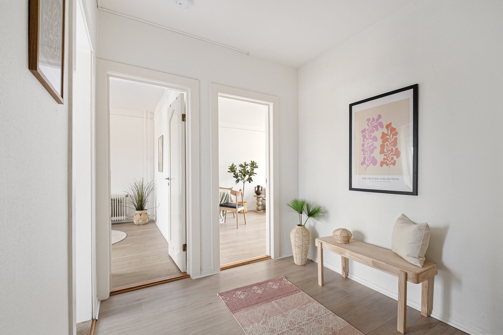 Lys og innbydende entré med plass til sko og yttertøy. Galleribilde