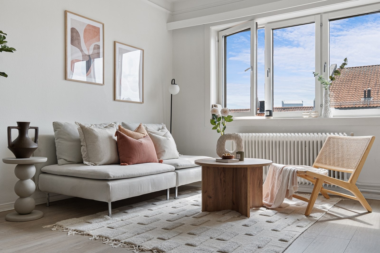 Store vindusflater som gir rikelig med luft og lys. Galleribilde