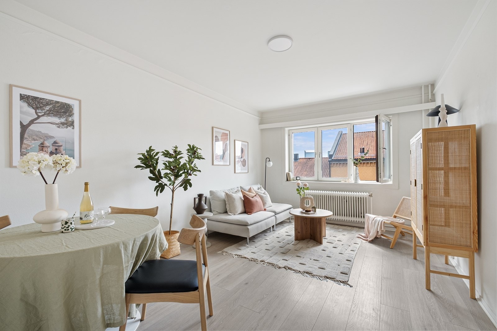 Nordvik v/Moestue har gleden av å presentere en lys og hyggelig 2-roms leilighet som er perfekt inngangsbillett til boligmarkedet. Husk visningspåmelding! Galleribilde