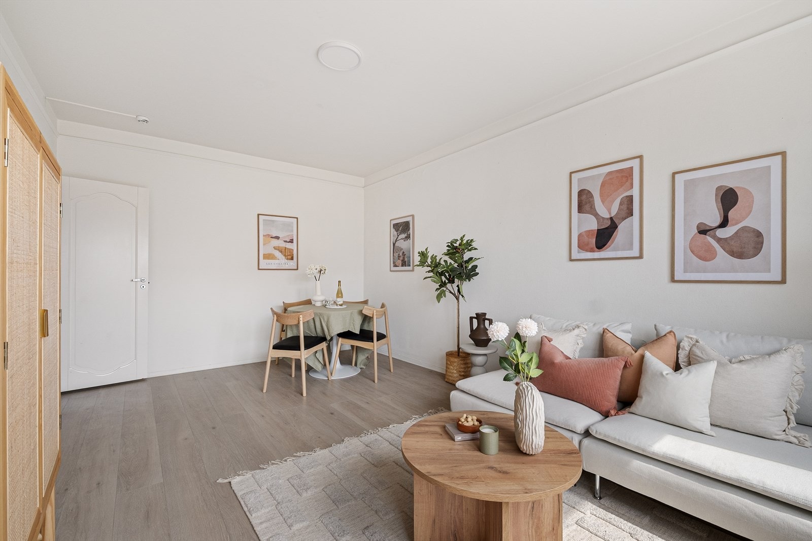 God plass til sofaseksjon med tilhørende møblement, TV-benk og spisebord. Galleribilde