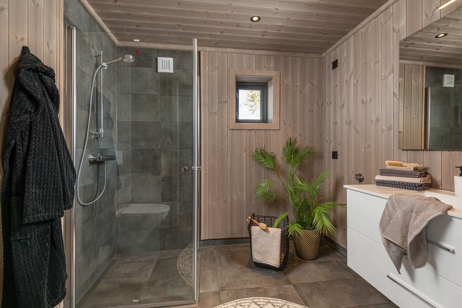 Det er to delikate baderom i hytta hvor et har opplegg til vaskemaskin Galleribilde