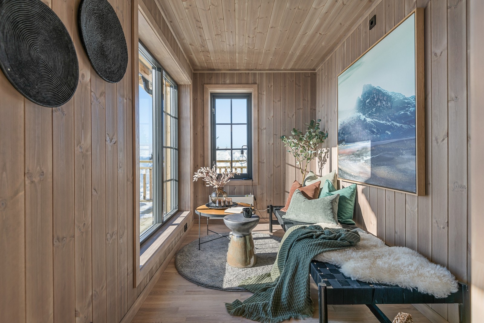 Liten TV-stue / lesekrok med store vinduer hvor man kan nyte både utsikt og natur. Galleribilde