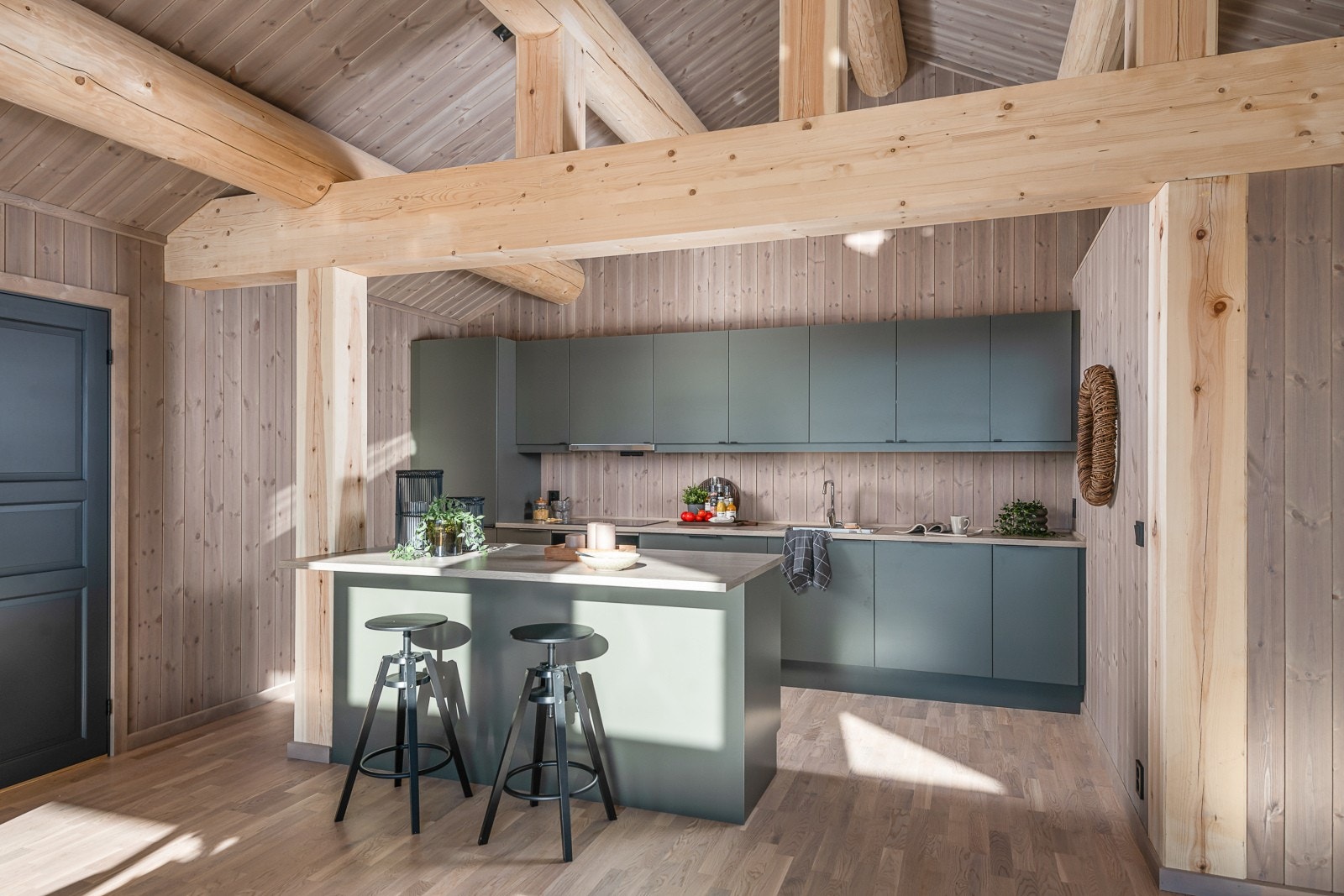 Stilrent og stort kjøkken med over- og underskap og kjøkkenøy Galleribilde