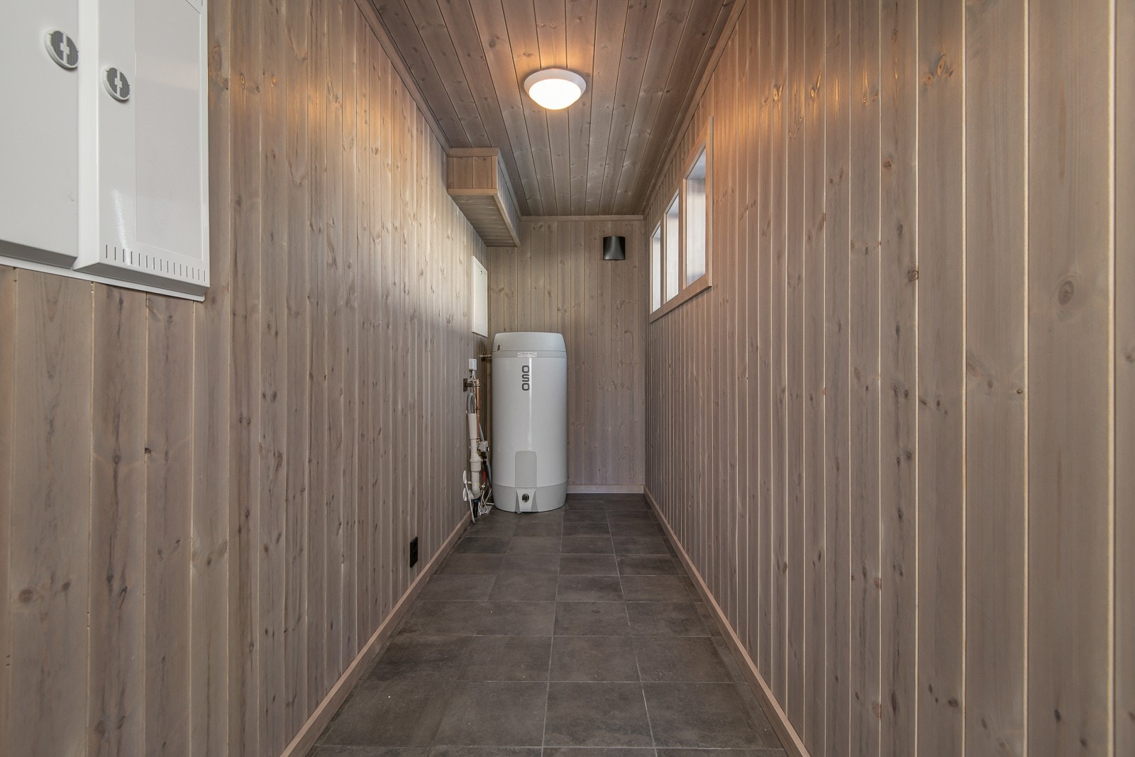 Bod/teknisk med tilgang fra det overbygde inngangspartiet. Galleribilde