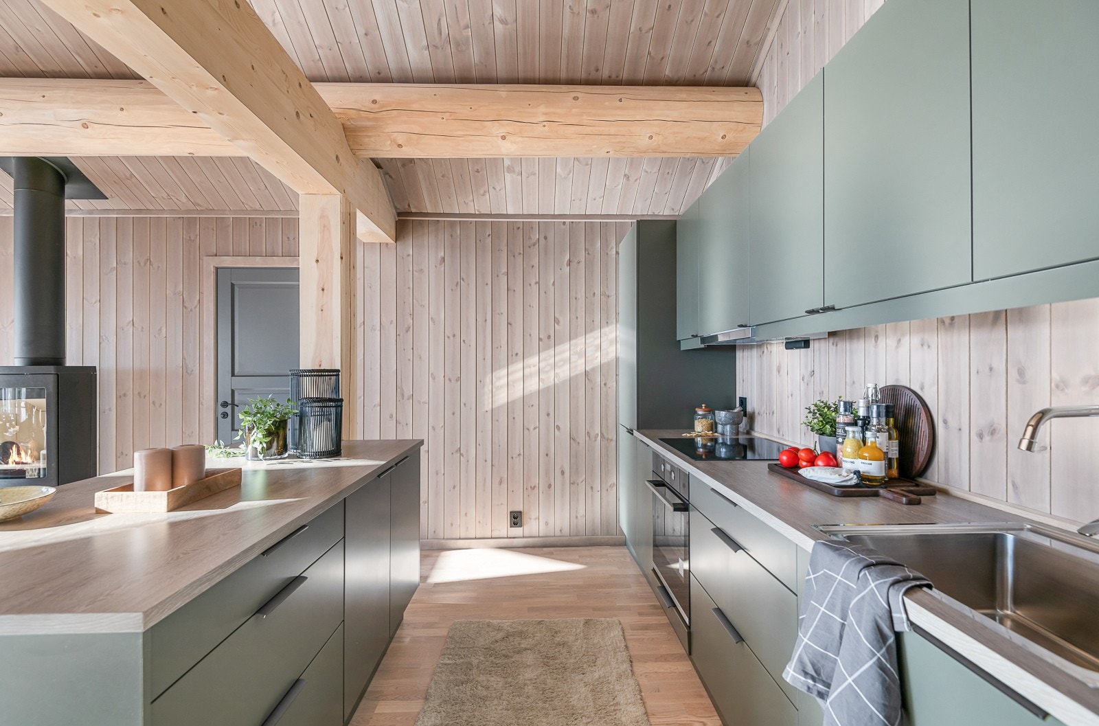 Kjøkkenet har integrerte hvitevarer som komfyr med tilhørende induksjonstopp, kjøl-/fryseskap samt oppvaskmaskin. Galleribilde